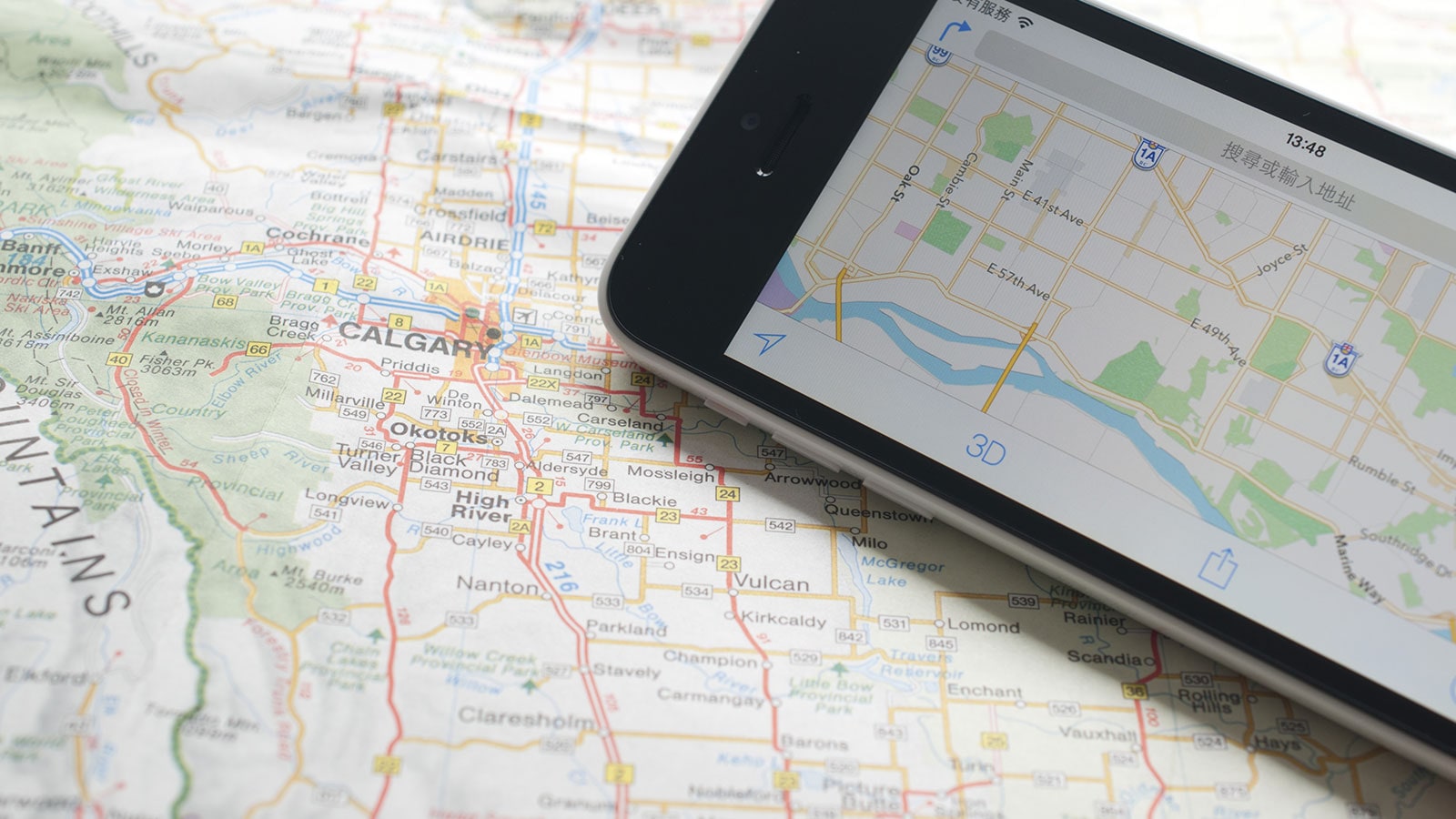 un téléphone portable posé sur une carte