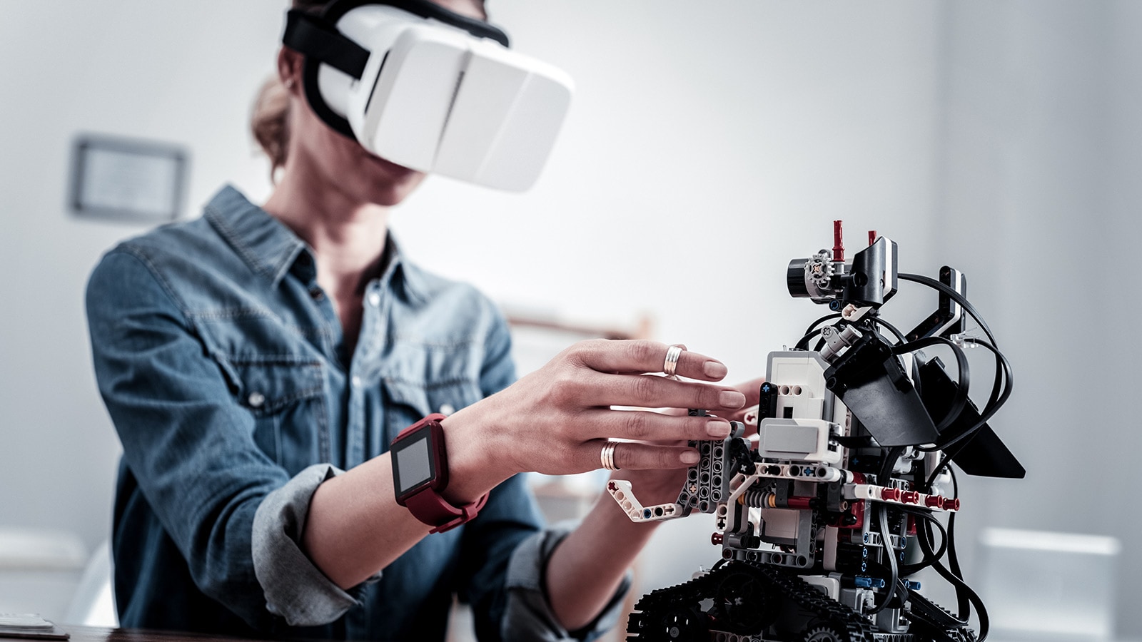 une personne qui manipule un robot