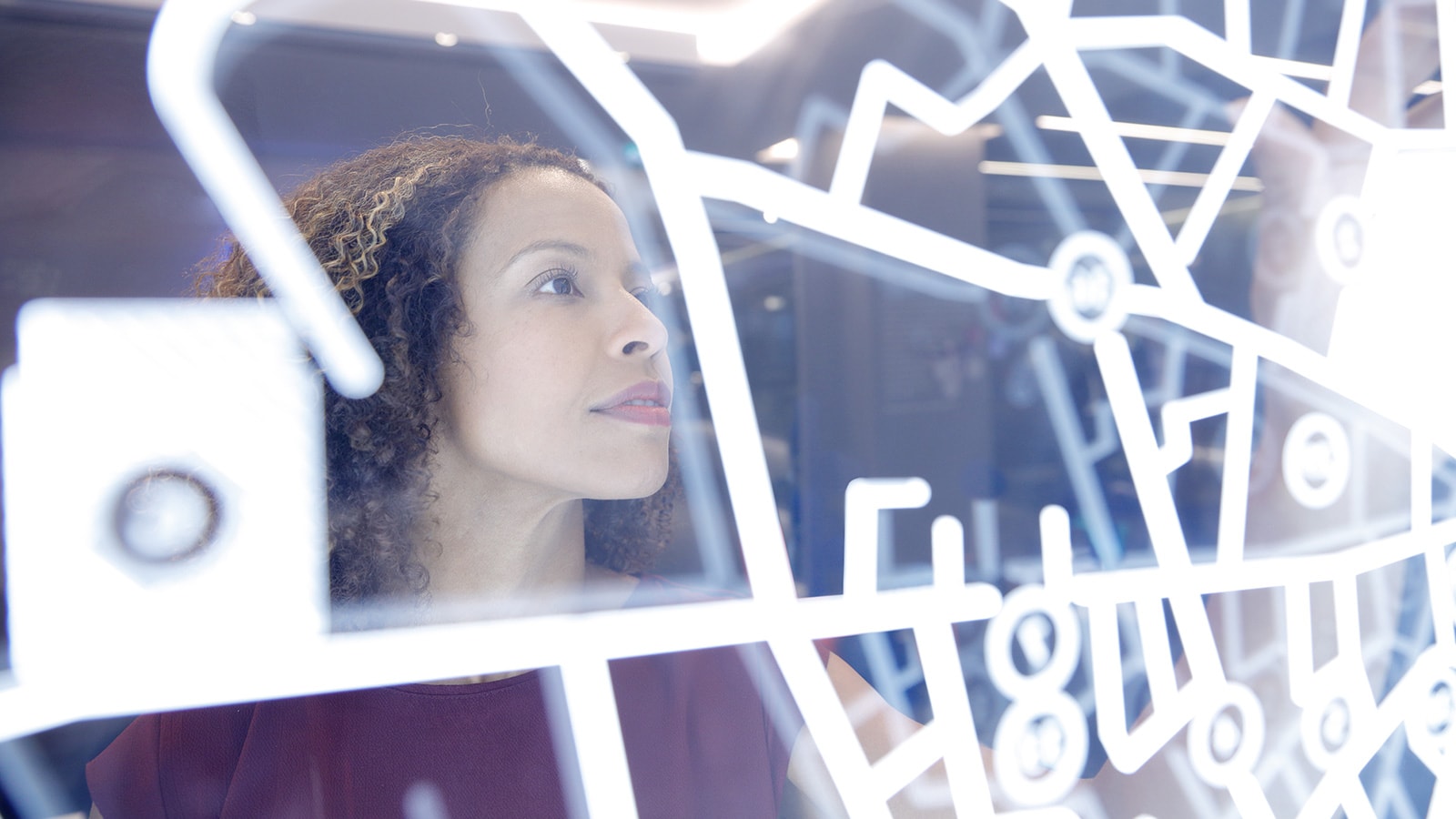 une femme qui regarde un plan lumineux