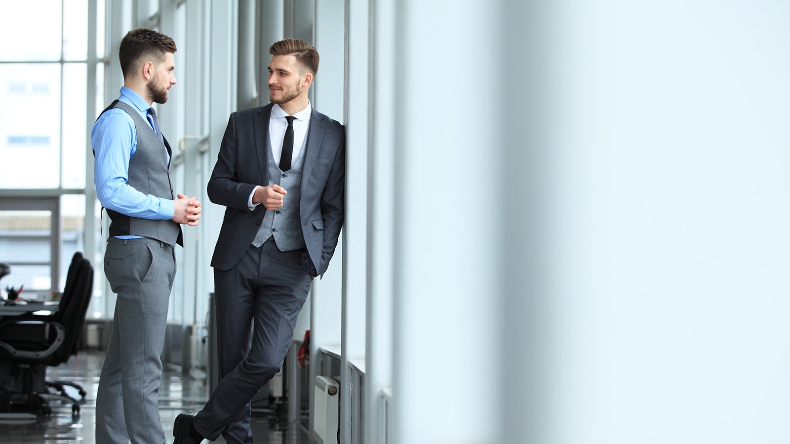 deux hommes qui discutent