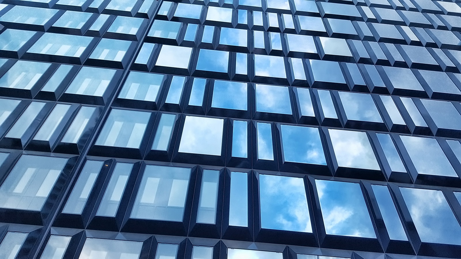 facade d'un batiment en verre