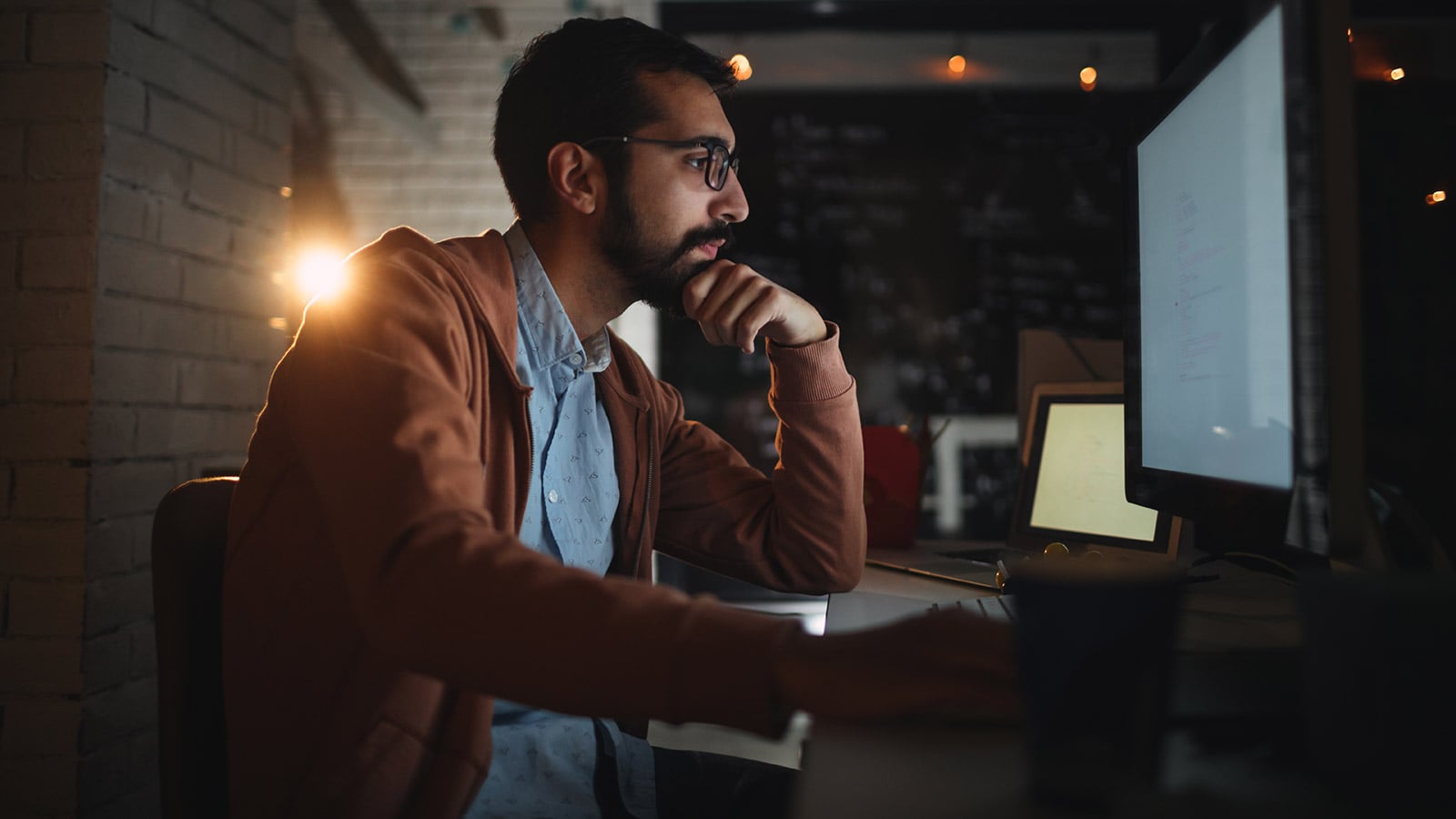 Un homme utilsiant un ordinateur