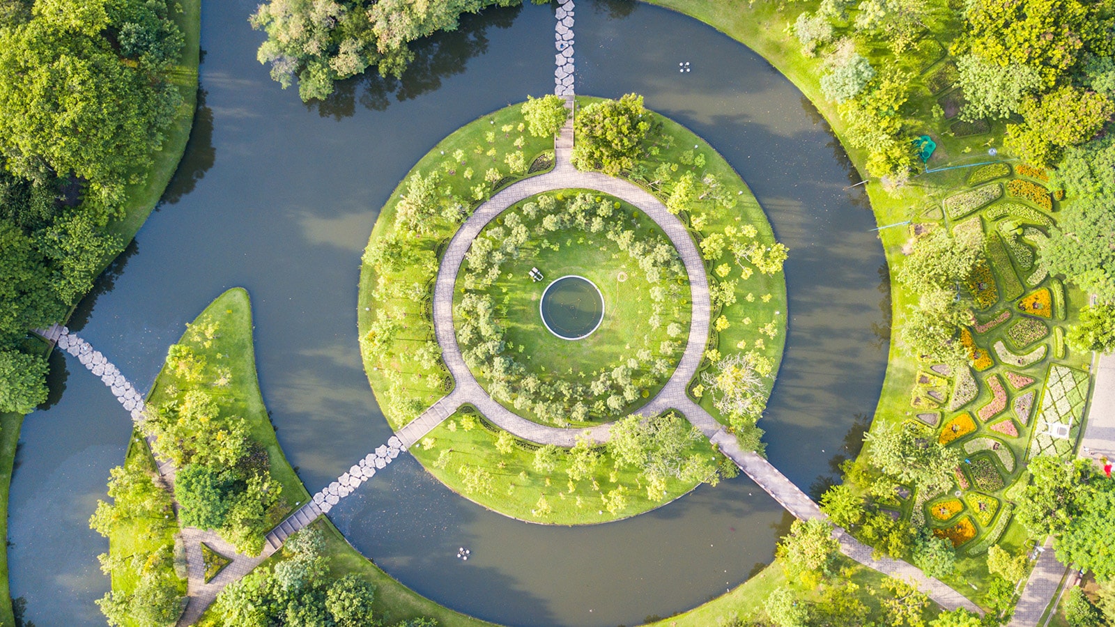 Image of a city garden.