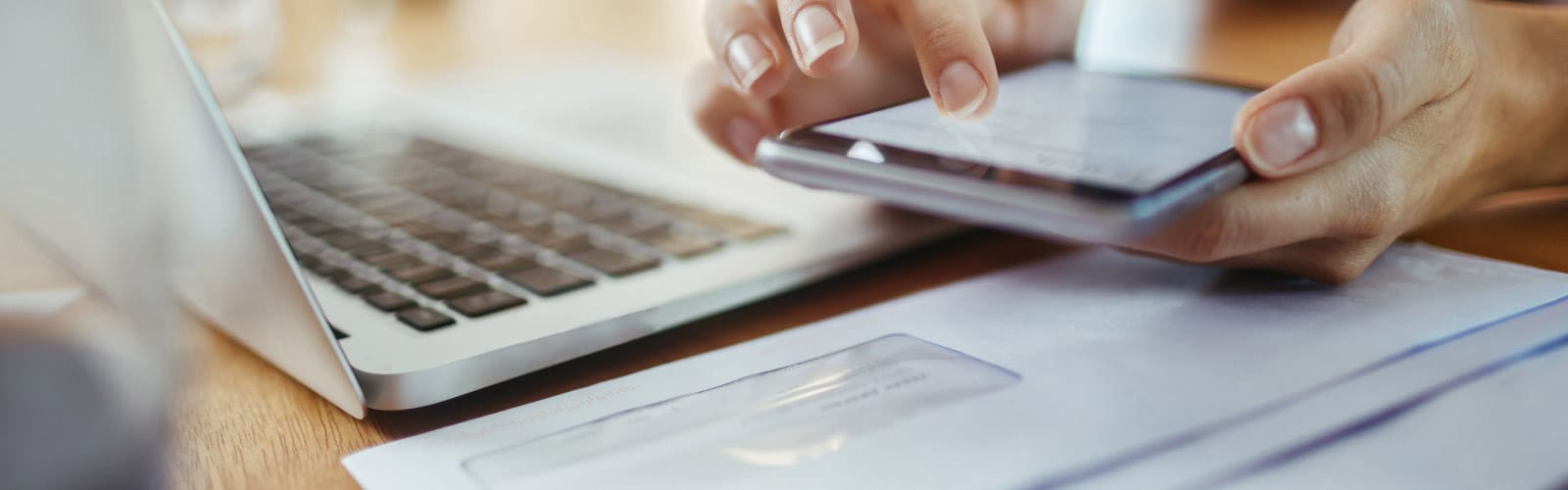 une personne qui utilise un téléphone