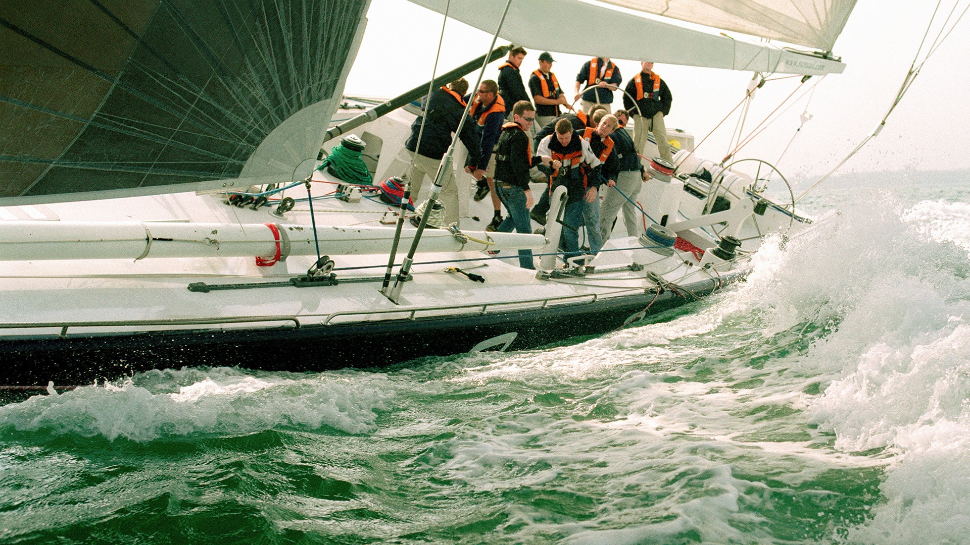 Plusieurs personnes sur un bateau