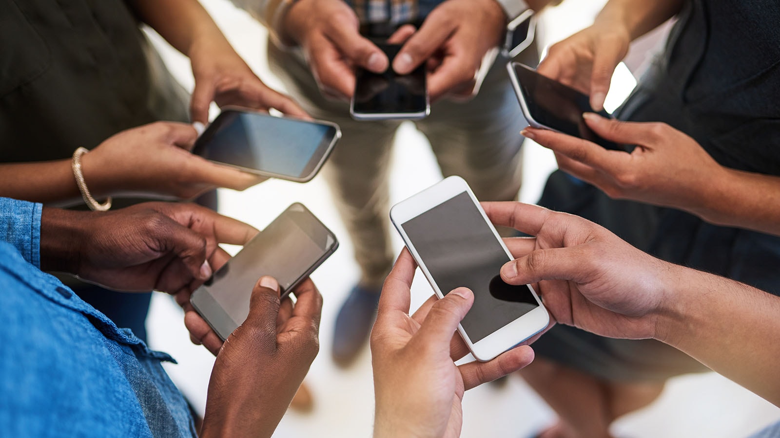 Personnes avec leurs téléphones portables