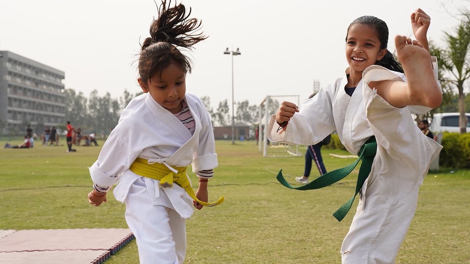 Enfants faisant un sport de combat