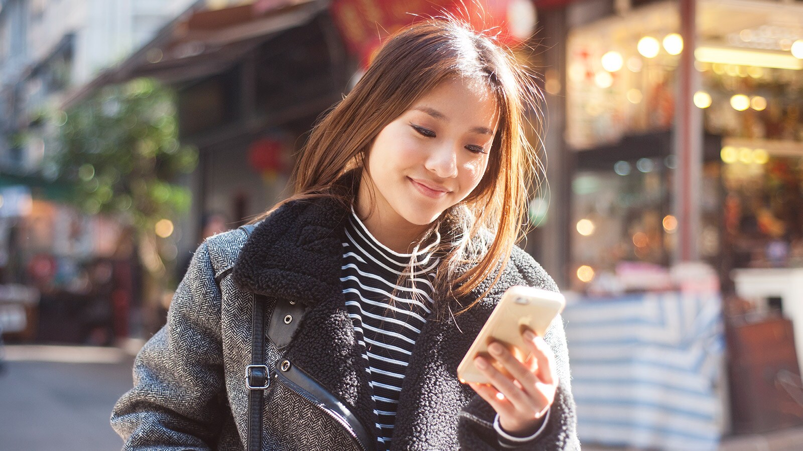 Une femme regardant son smartphone