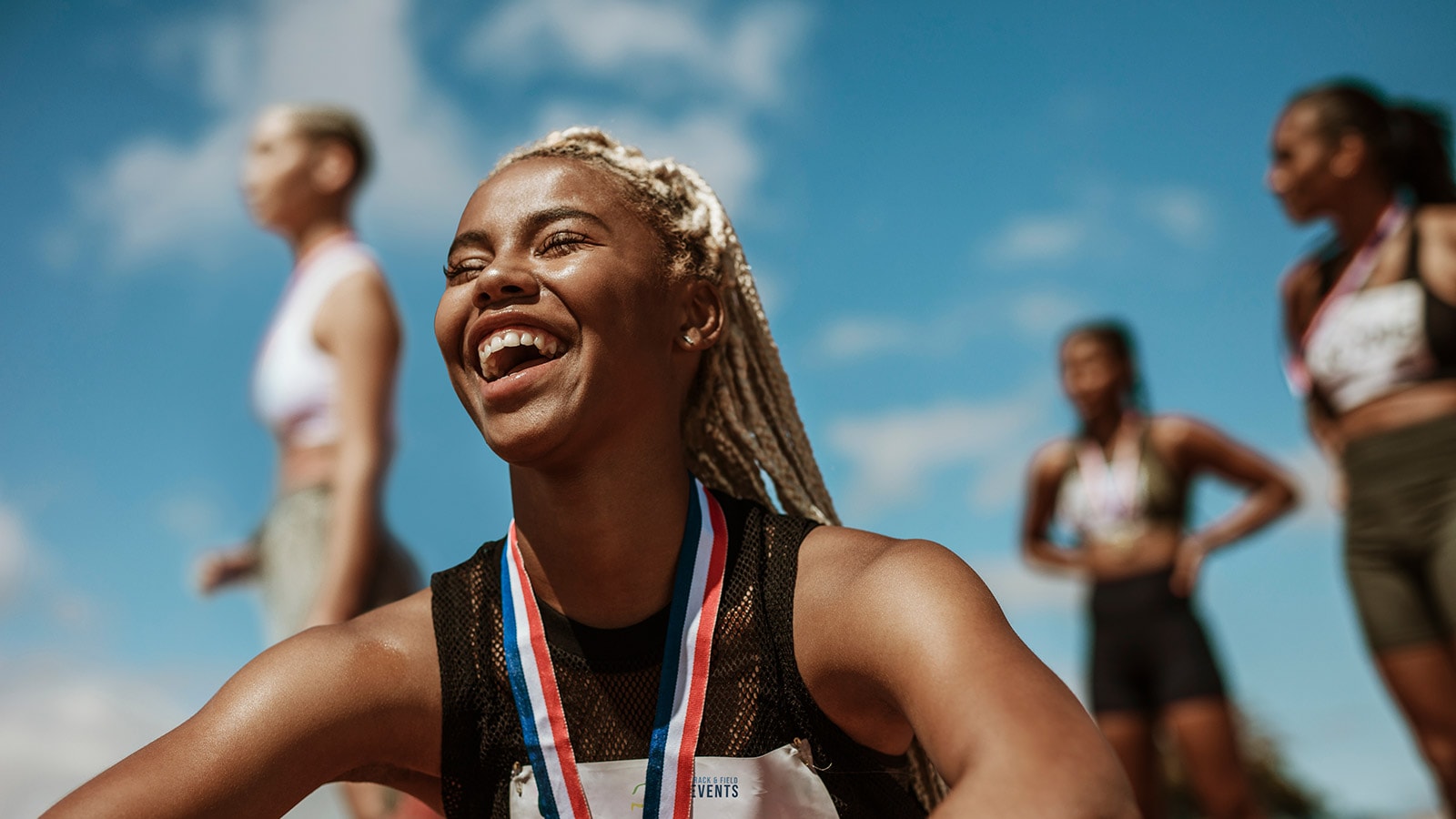 une femme athlétique souriante