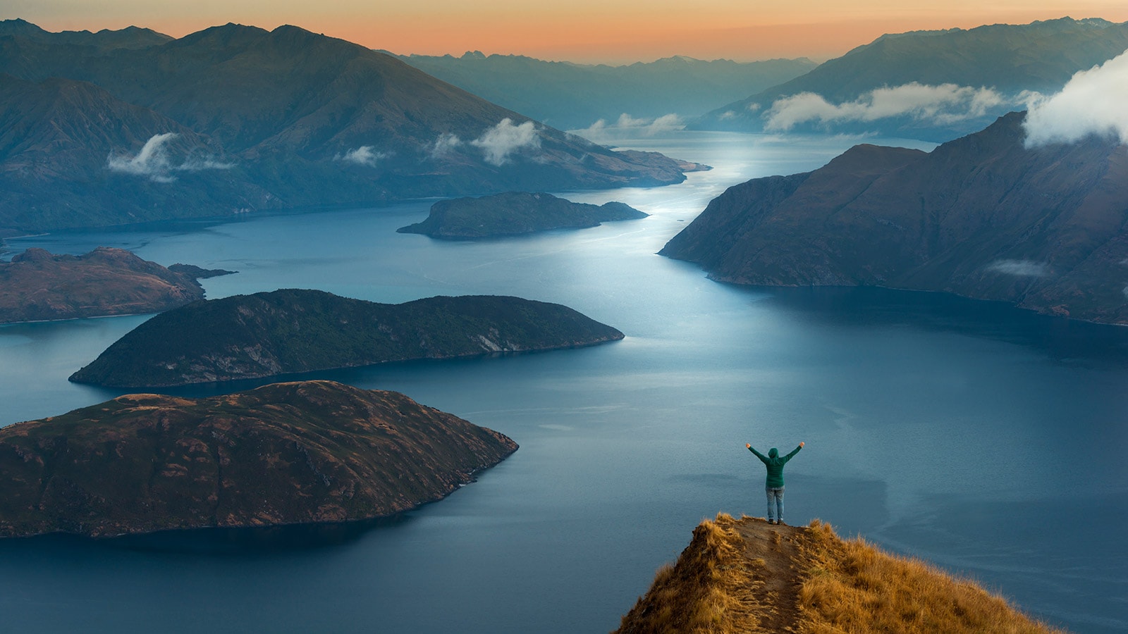 Vue d'un homme devant un paysage