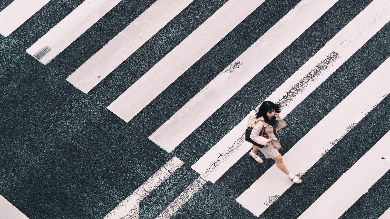 Une femme traverse un passage piéton