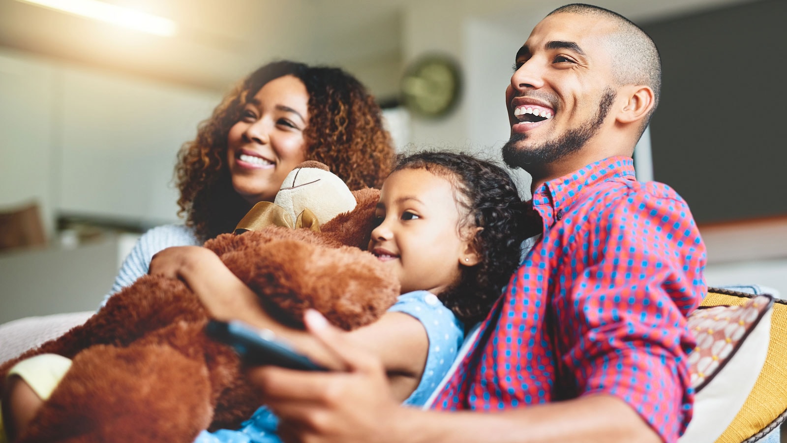 Famille sur un canapé