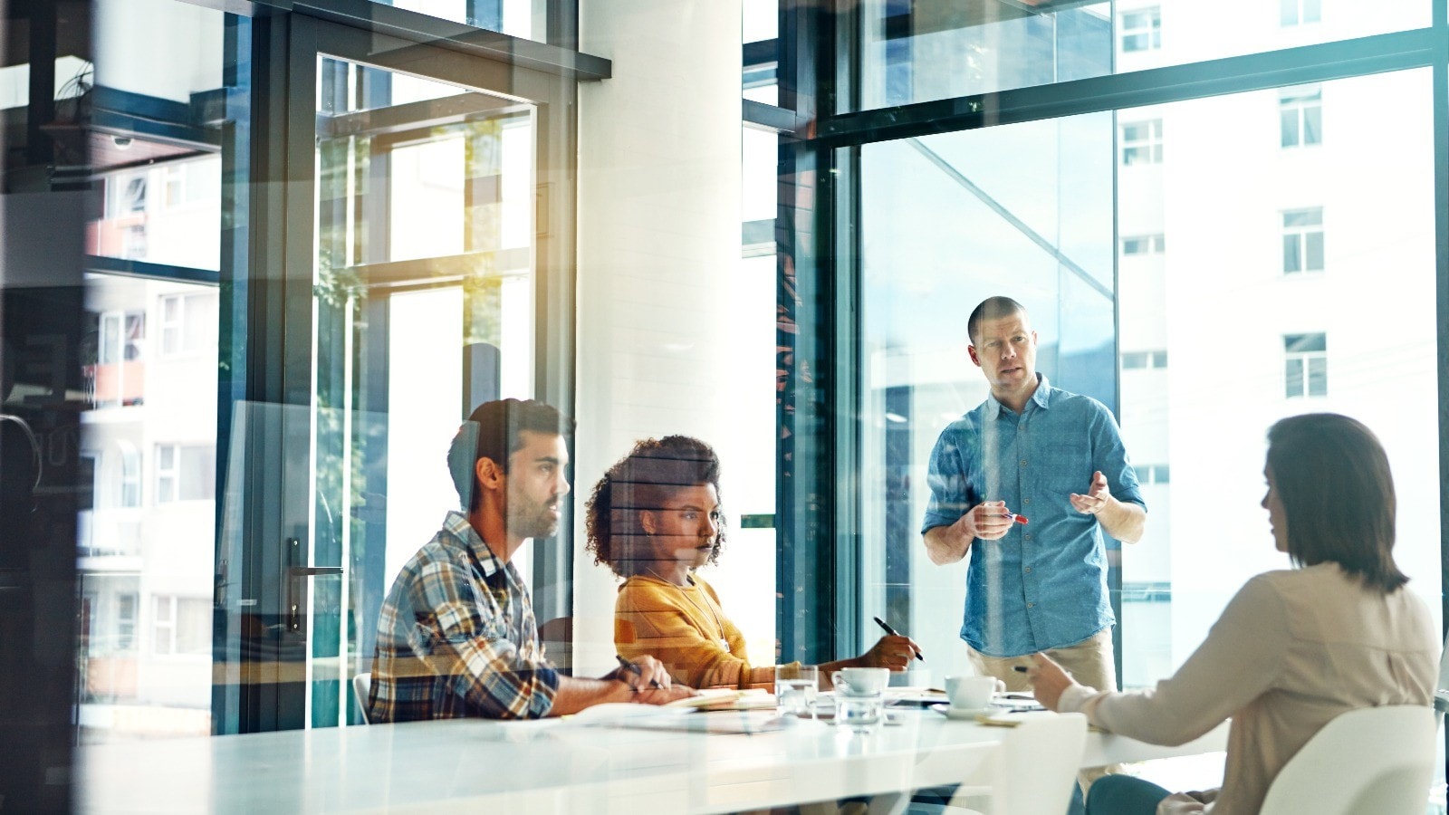 Personnes dans un bureau