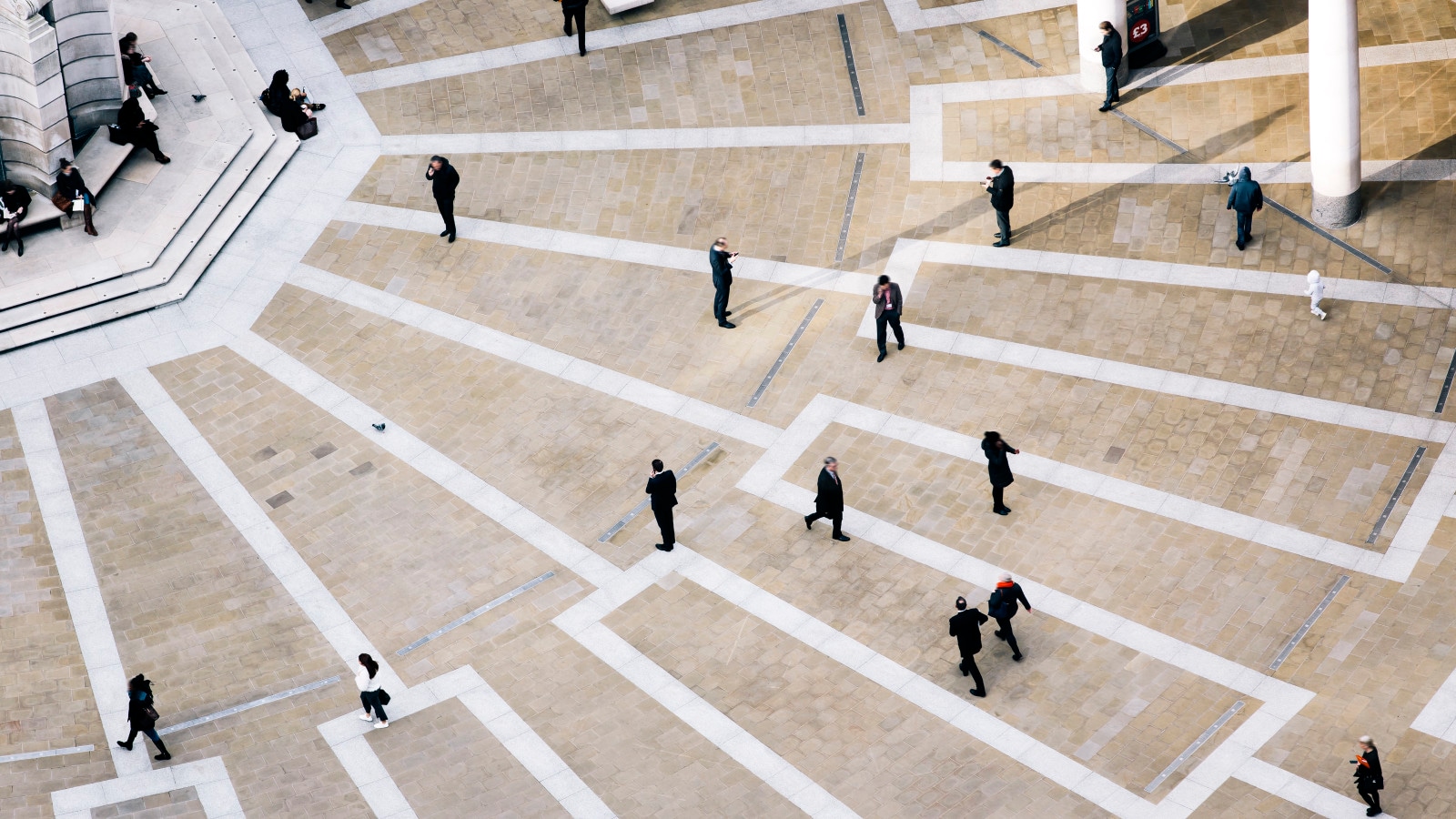 Piéton sur la place de Paternoster Square, Londres, UK