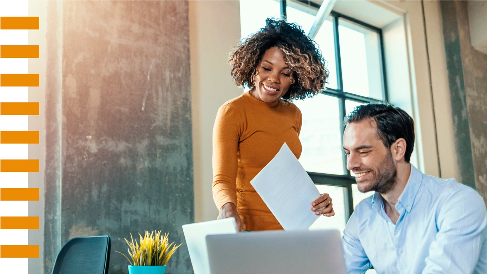 Deux personnes dans un bureau