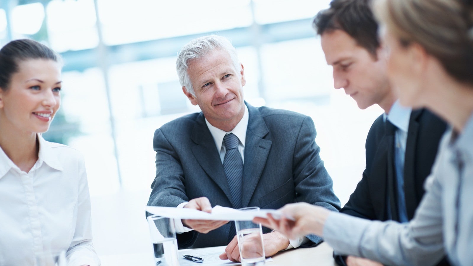Réunion d'équipe autour d'une table