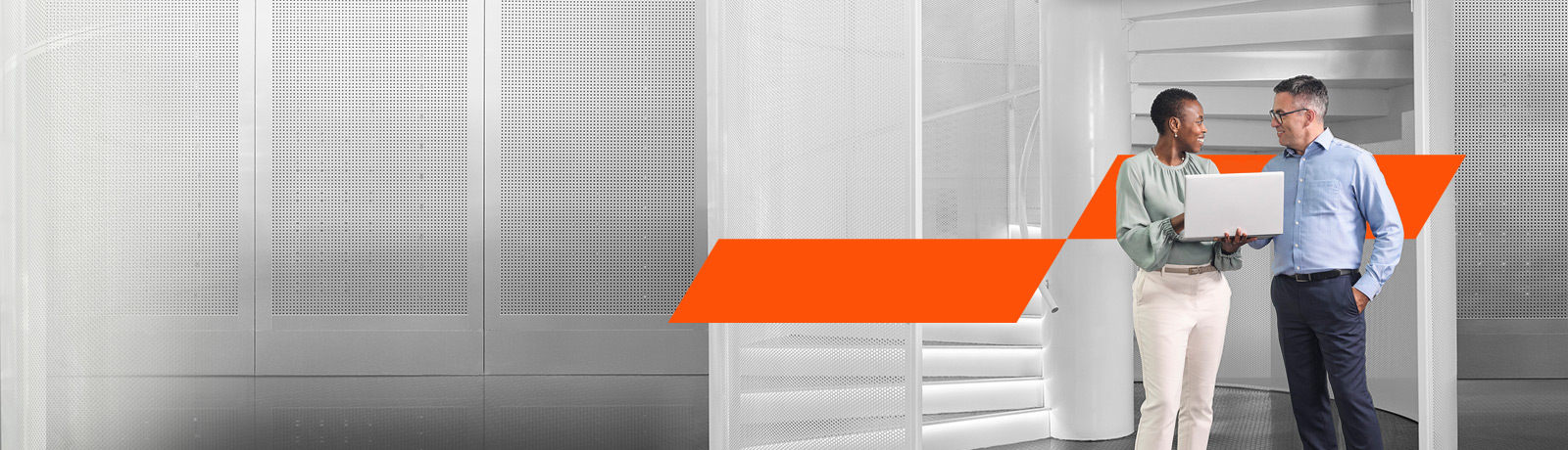 Deux personnes devant un escalier