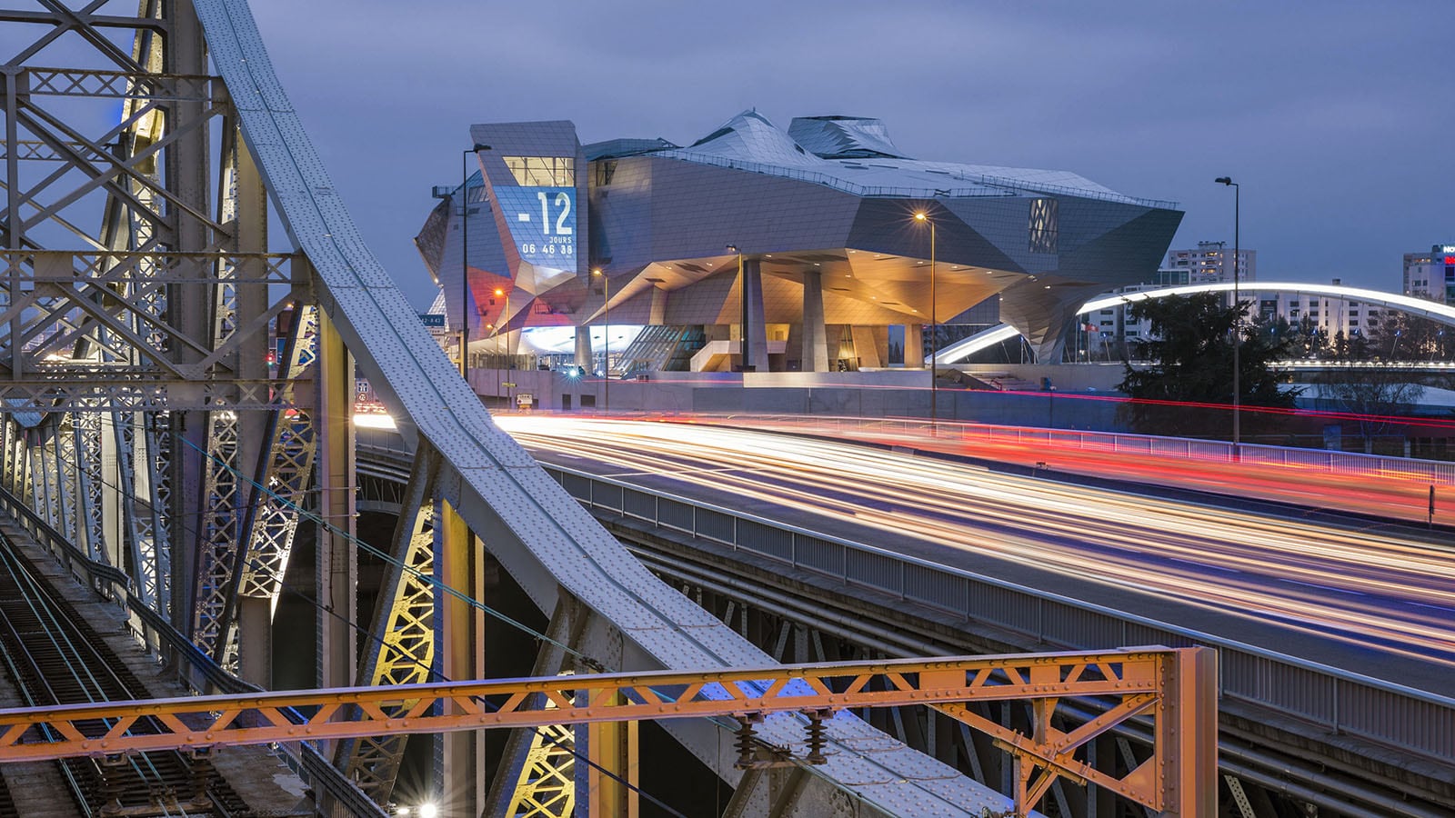 photo d'un pont avec des voitures